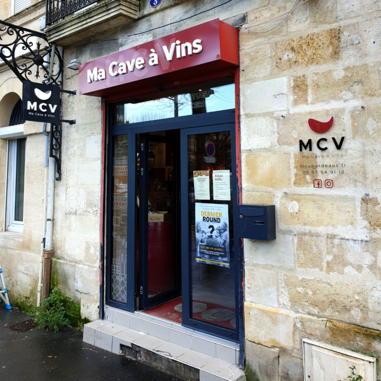 Enseigne lumineuse avec coffre rainuré en ACP Rouge et noir, et lettres boitiers en Plexiglass diffusant